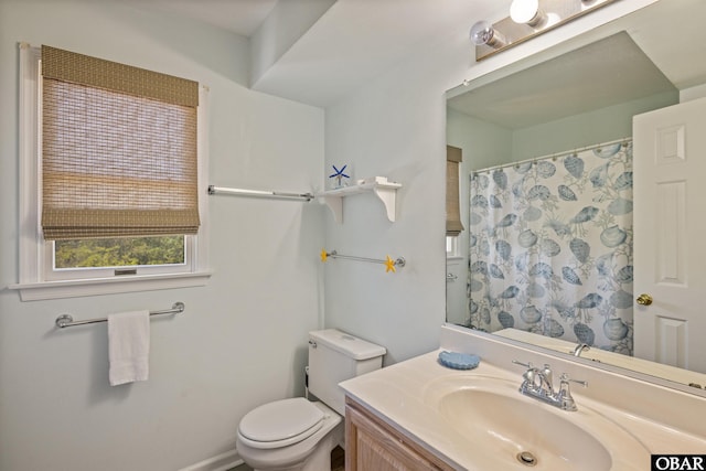 full bath with toilet, curtained shower, and vanity