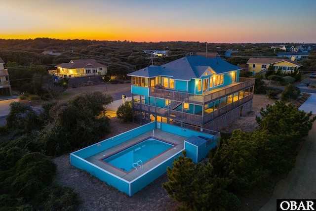 view of aerial view at dusk