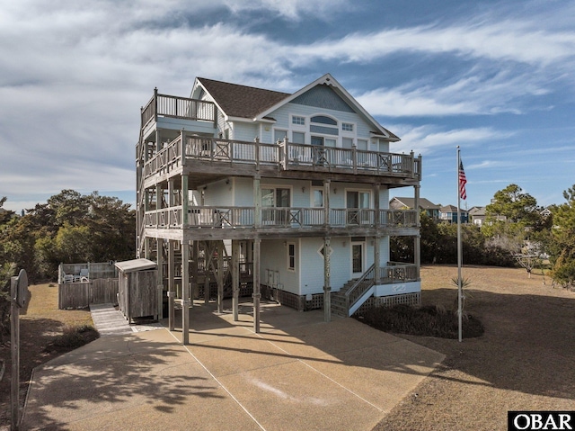 view of front of property with concrete driveway