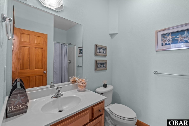 full bath featuring vanity, curtained shower, and toilet