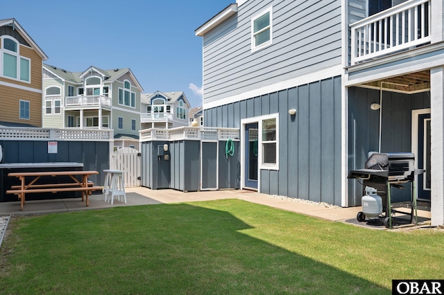 view of yard with a residential view