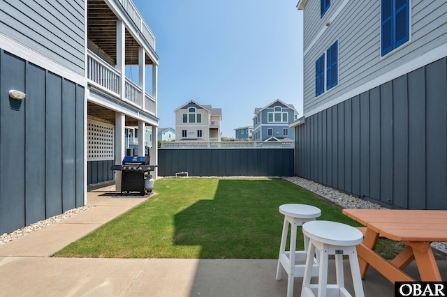 view of yard featuring a fenced backyard and a residential view