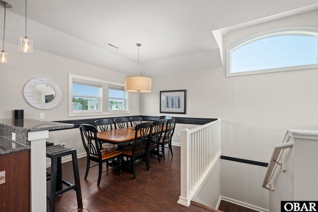 dining space featuring a wealth of natural light, dark wood-style flooring, visible vents, and baseboards