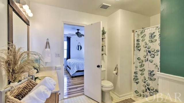 ensuite bathroom with visible vents, connected bathroom, wainscoting, toilet, and a shower with curtain