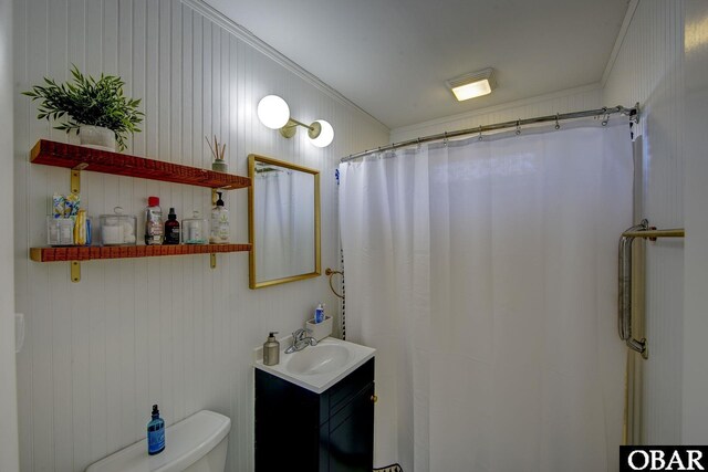full bathroom featuring toilet, ornamental molding, a shower with shower curtain, and vanity