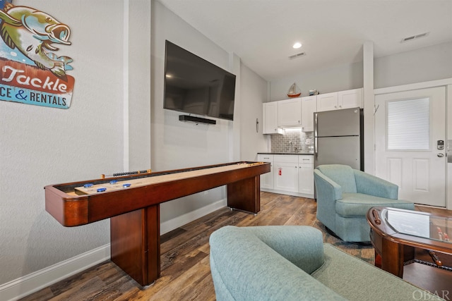 playroom featuring recessed lighting, a sink, visible vents, baseboards, and dark wood finished floors