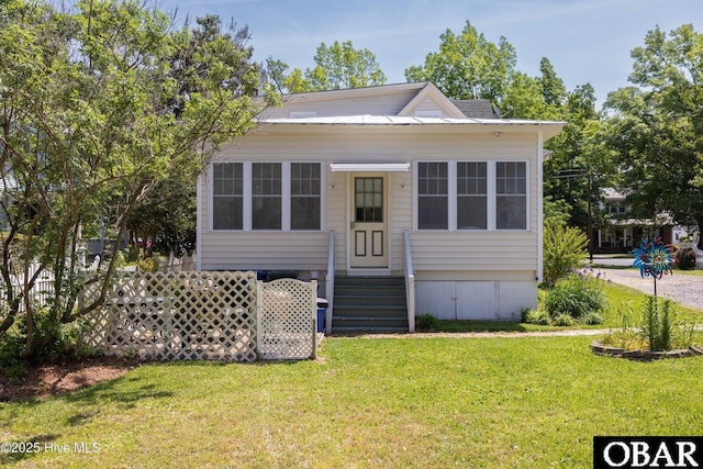 505 N Broad St, Edenton, NC 27932 - bungalow-style house with entry steps and a front yard