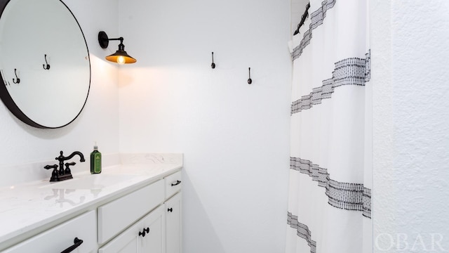 bathroom featuring a shower with shower curtain and vanity