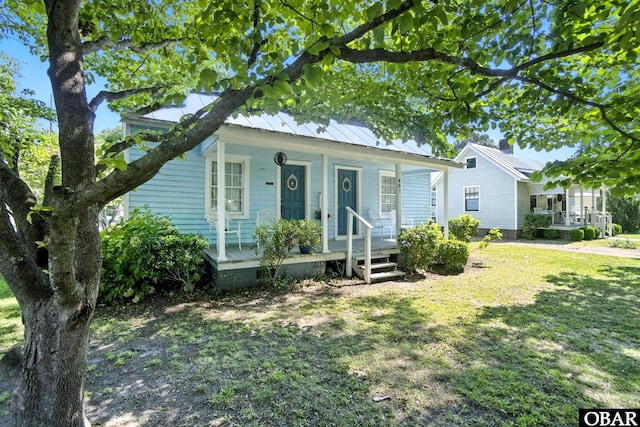 401 E Queen St, Edenton, NC 27932 - view of front of home featuring covered porch, a metal roof, and a front lawn