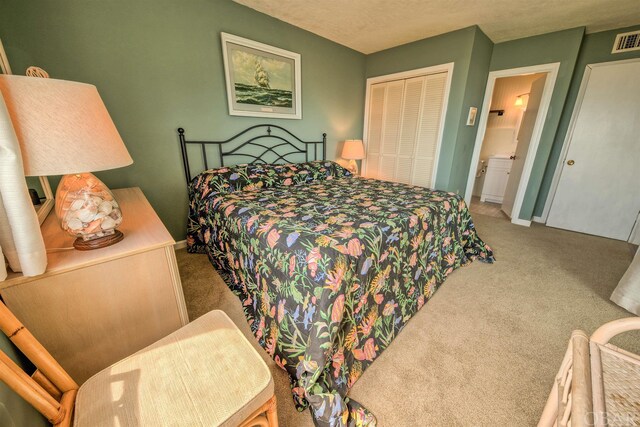 24256 Resort Rodanthe Dr Unit 6B, Rodanthe, NC 27968 - bedroom featuring ensuite bathroom, carpet floors, visible vents, baseboards, and a closet