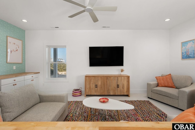 living room featuring recessed lighting, visible vents, baseboards, and ceiling fan