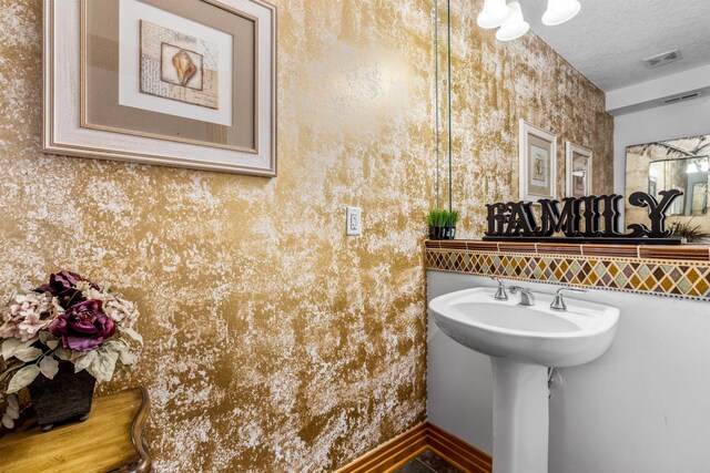 670 Hunt Club Dr Lot 194, Corolla, NC 27927 - bathroom with a textured ceiling, baseboards, and wallpapered walls