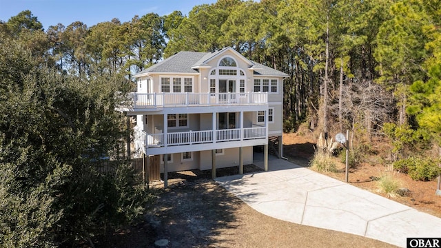 view of front facade featuring driveway and a balcony