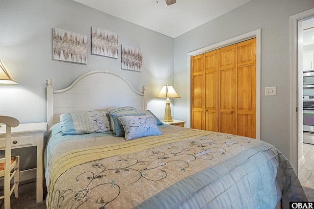 bedroom with a ceiling fan and a closet