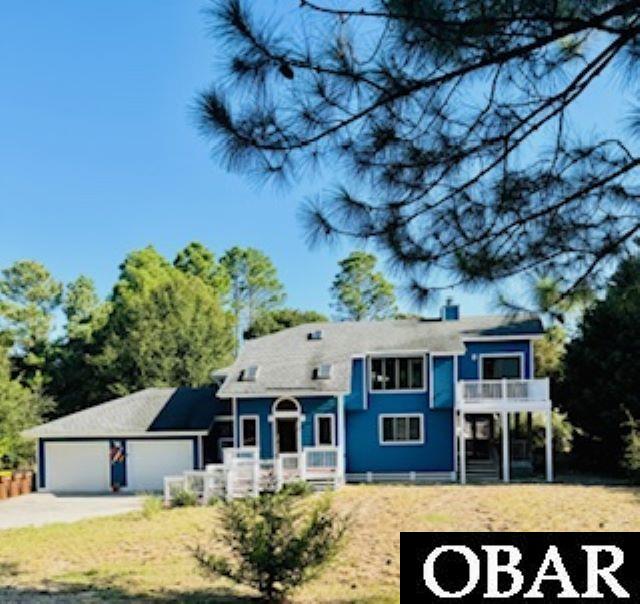 view of front facade with a garage and driveway