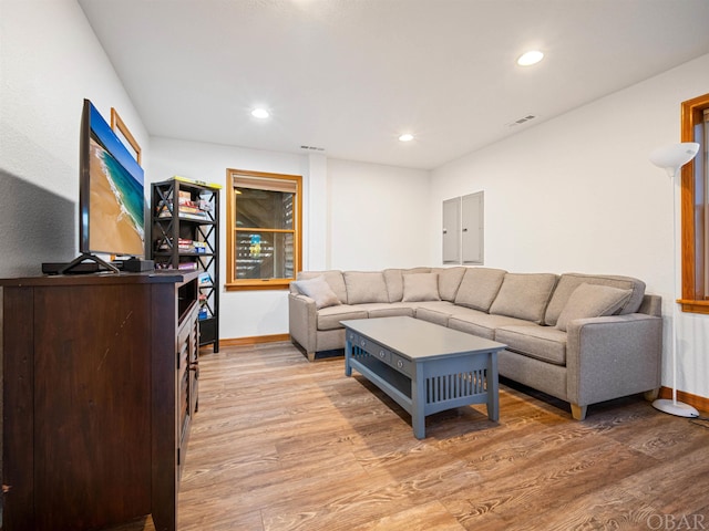 living area featuring light wood-type flooring, baseboards, visible vents, and recessed lighting