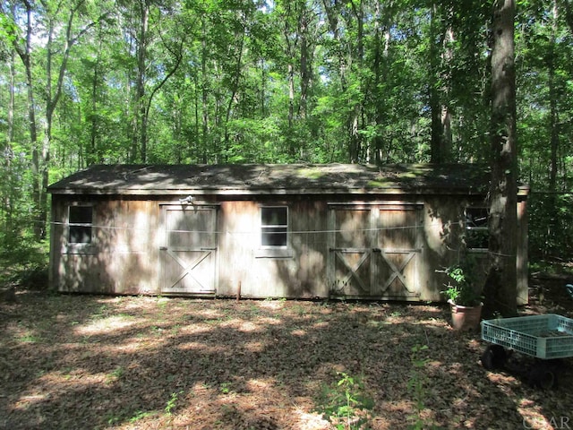 view of outdoor structure with an outbuilding