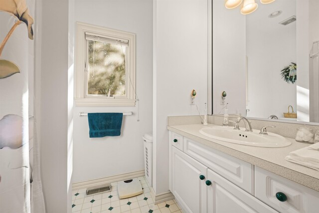 bedroom featuring light carpet, baseboards, a ceiling fan, a closet, and recessed lighting