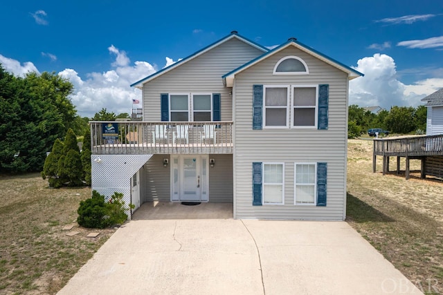 view of front of home featuring a front yard