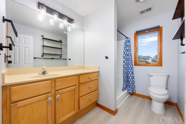 full bath featuring curtained shower, visible vents, toilet, vanity, and baseboards