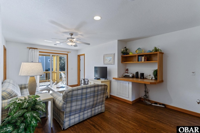 living area featuring ceiling fan, recessed lighting, dark wood-style flooring, visible vents, and baseboards