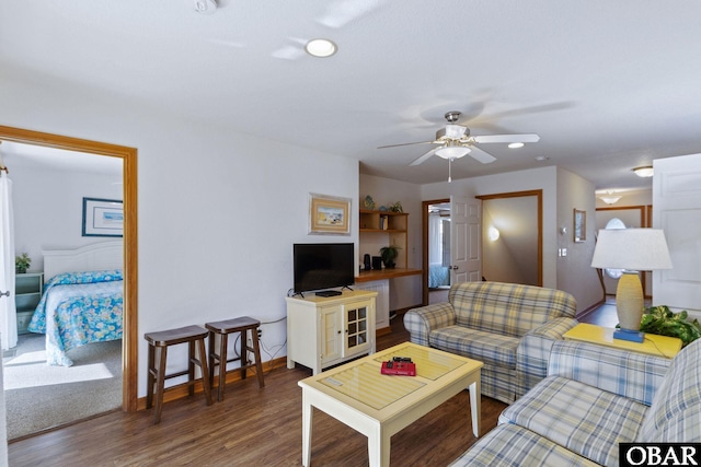 living area with ceiling fan, dark wood-type flooring, recessed lighting, and baseboards