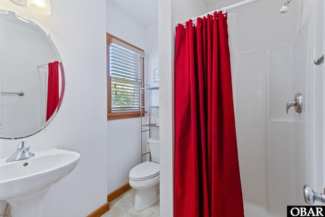 full bathroom featuring toilet, tile patterned flooring, a sink, a shower with curtain, and baseboards