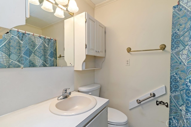 full bathroom featuring toilet, a notable chandelier, crown molding, and vanity