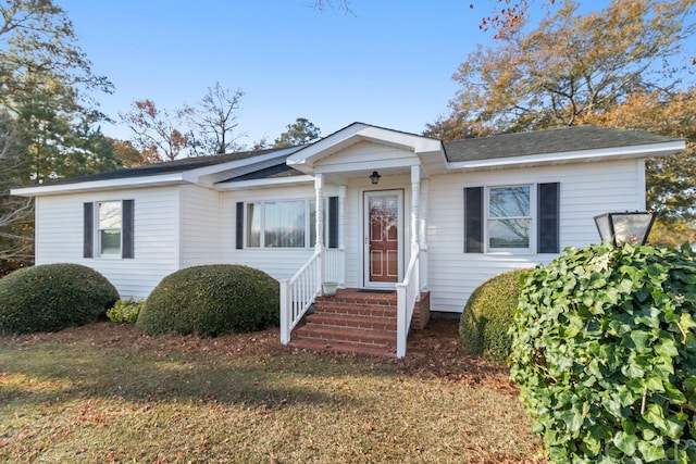 view of front of house with entry steps and a front yard