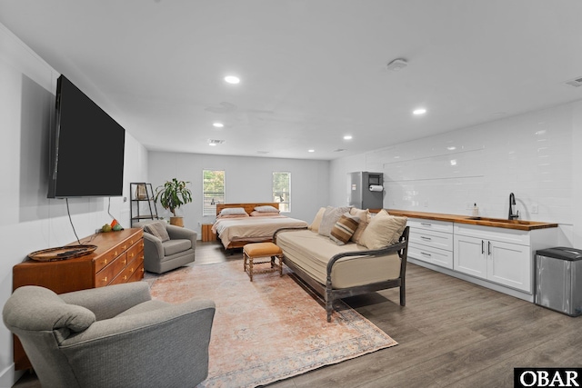 living room featuring light wood-style floors, visible vents, and recessed lighting