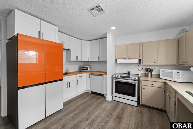 kitchen featuring visible vents, appliances with stainless steel finishes, wood finished floors, light countertops, and under cabinet range hood