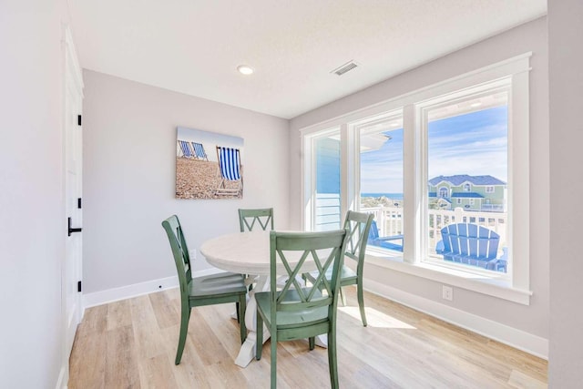 dining room featuring baseboards, visible vents, light wood-style flooring, and recessed lighting