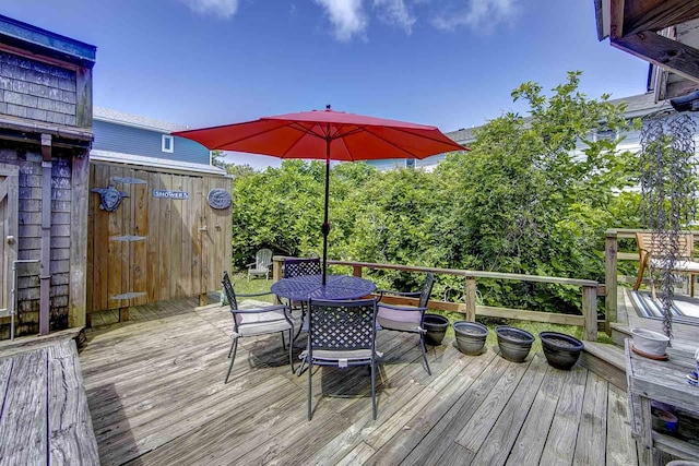 deck with outdoor dining space
