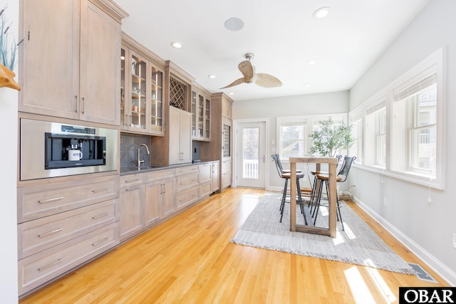 dining room with light wood-style flooring, recessed lighting, visible vents, a ceiling fan, and baseboards