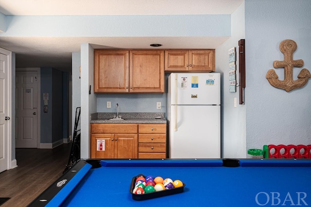 playroom featuring dark wood-style floors, pool table, a sink, and baseboards