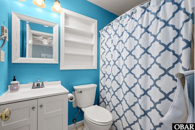 full bath featuring built in shelves, toilet, vanity, a shower with curtain, and baseboards