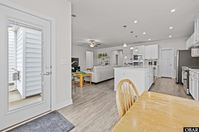 dining area with light wood-style floors, recessed lighting, visible vents, and a ceiling fan