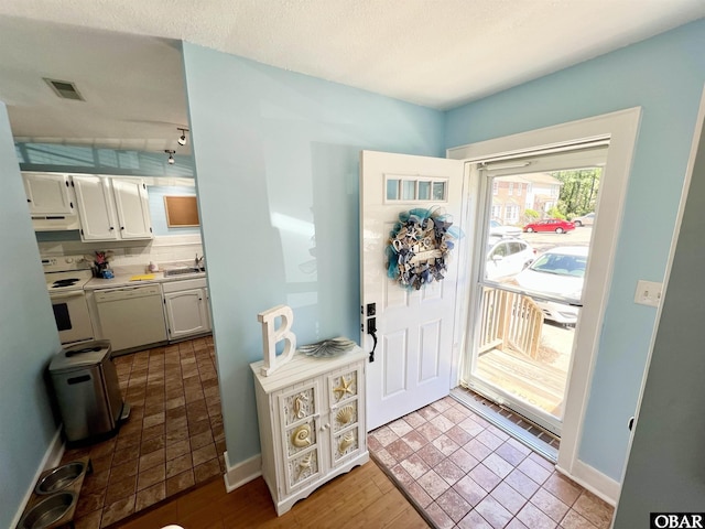 foyer featuring visible vents and baseboards