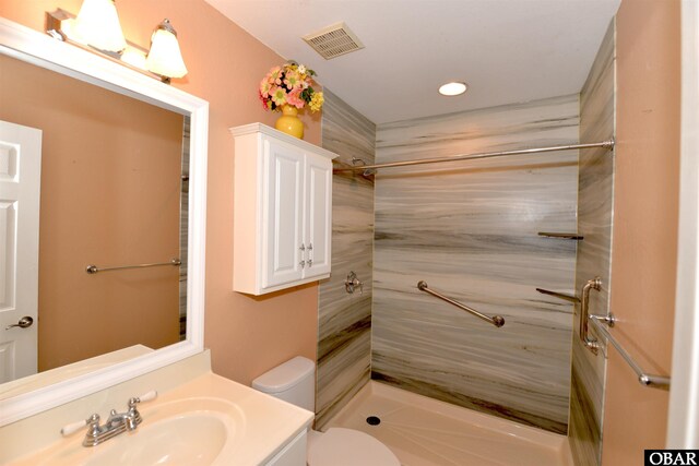 full bathroom featuring toilet, a shower, vanity, and visible vents