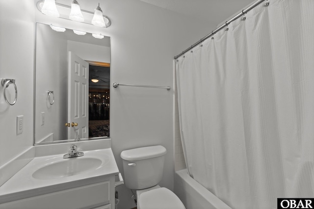 full bath with shower / tub combo with curtain, vanity, and toilet