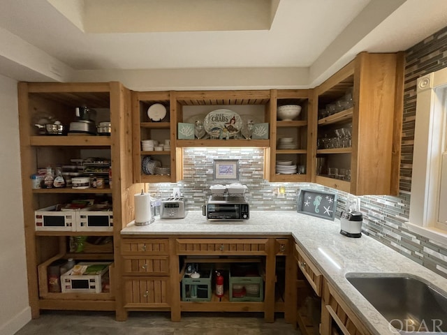 bar featuring a sink and backsplash