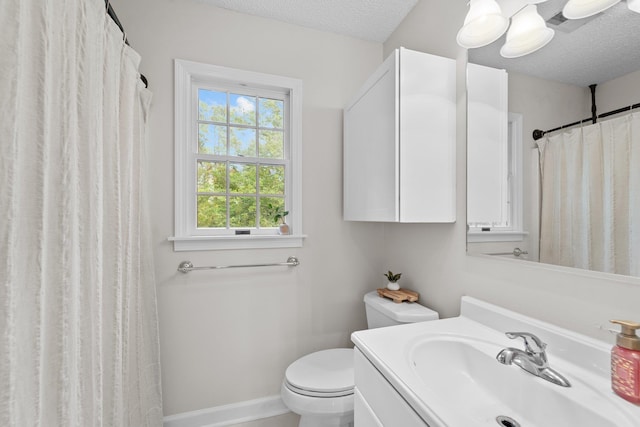 bathroom featuring a shower with shower curtain, toilet, a textured ceiling, vanity, and baseboards