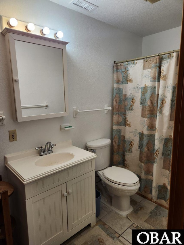 full bathroom with visible vents, toilet, vanity, a shower with shower curtain, and a textured ceiling