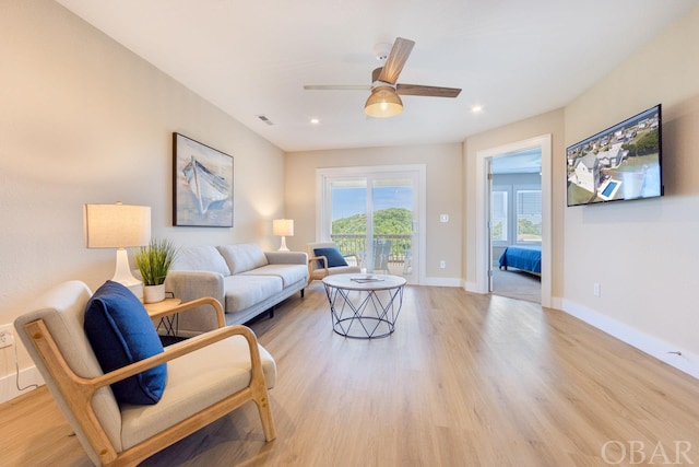 living area featuring light wood-style flooring, visible vents, baseboards, and recessed lighting