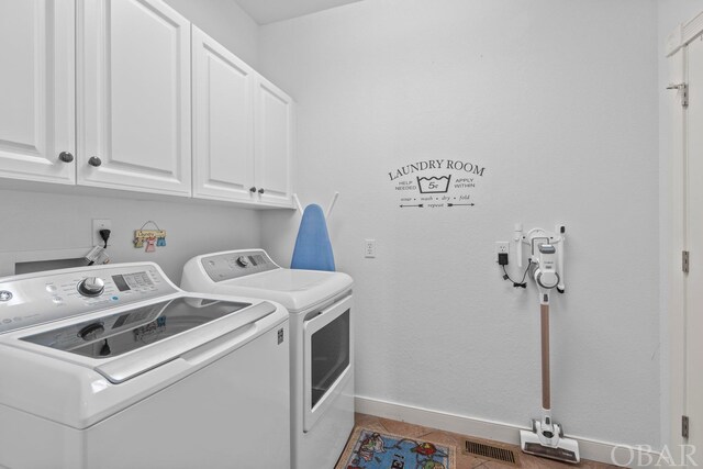 laundry room featuring cabinet space, independent washer and dryer, visible vents, and baseboards