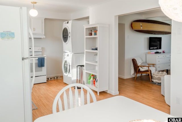 24217 N Holiday Blvd Lot 79, Rodanthe, NC 27968 - kitchen featuring stacked washer and clothes dryer, white appliances, light wood-style floors, and under cabinet range hood