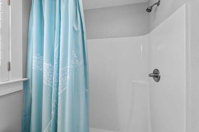 full bath with curtained shower