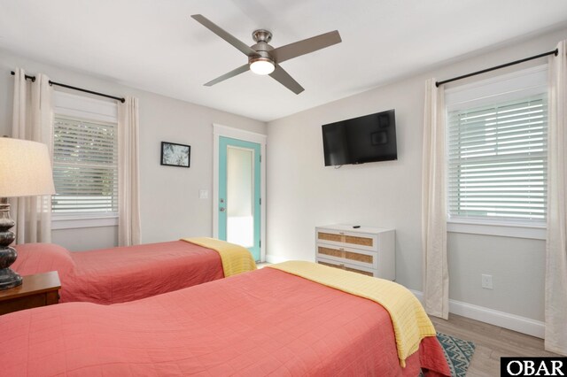 bedroom featuring light wood-style flooring, baseboards, and ceiling fan