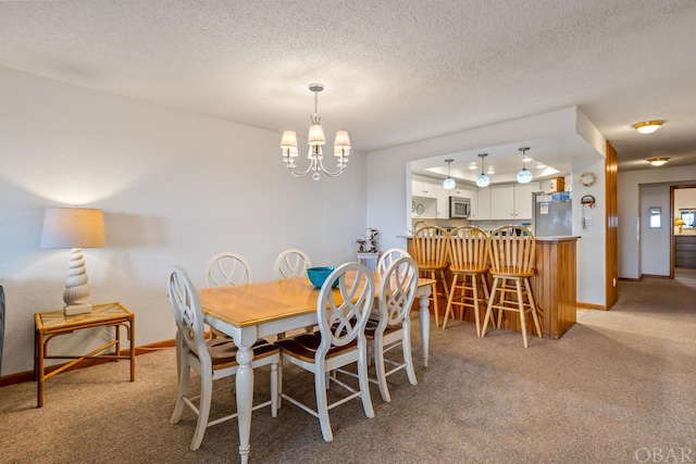 dining area with a dry bar, an inviting chandelier, light carpet, a textured ceiling, and baseboards