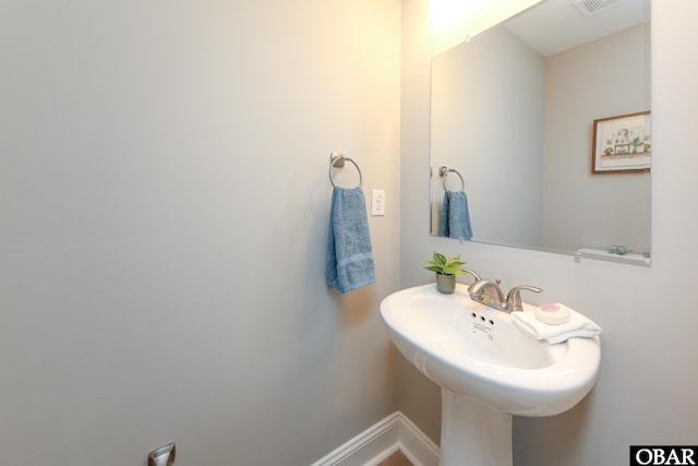 bathroom with visible vents and baseboards